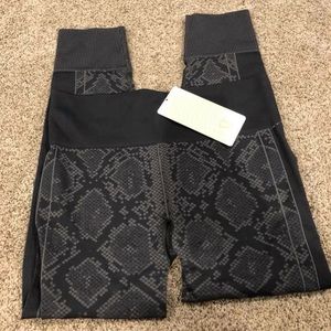 NWT Lululemon Ebb to Street Tights